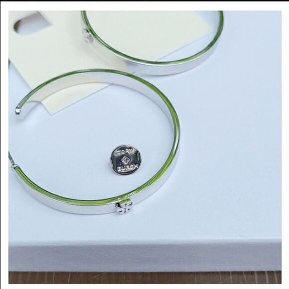 Nwot Tory Burch Silver Logo One Raised Stud Hoop Earirngs, Comes With Dust Bag - Picture 4 of 5